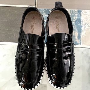 Isle Jacobson slide on flats. Patent black with black and white trim.